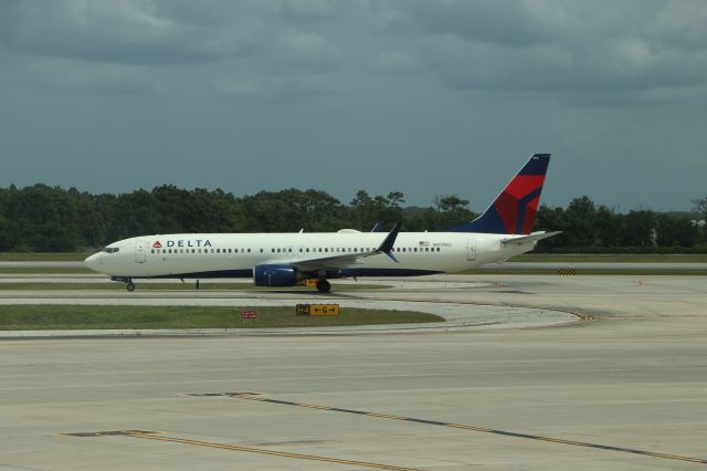 Boeing 737-900 (N917DU) - 4/14/22 taxiing in to Airside 4