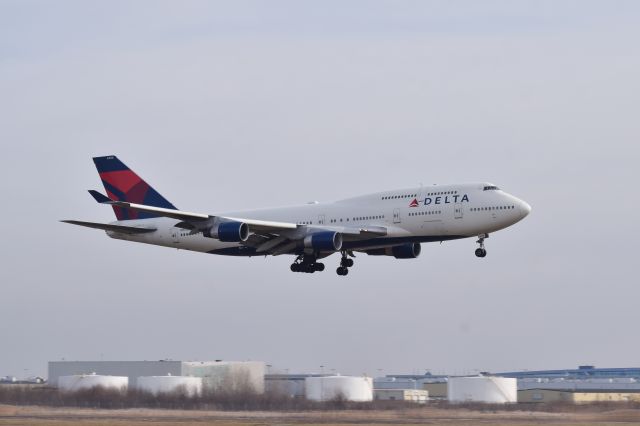 Boeing 747-400 (N666US) - Delta's last revenue flight, Flight 158 from Seoul is on short final for Runway 22R at Detroit. The airplane has since been stored out in the desert awaiting an unsure fate. Photo taken 12/19/2017.