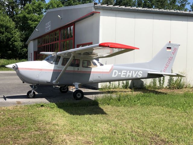 Cessna Skyhawk (D-EHVS) - Taken 13.06.2022 at Landshut in front of Haeusl Air Flightschool Maintenance Hangar