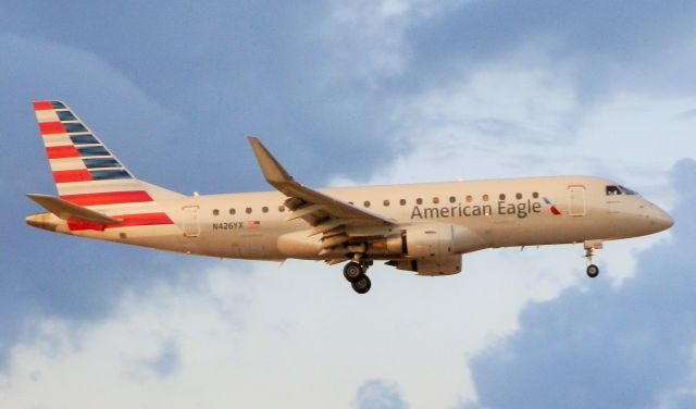 Embraer 175 (N426YX)