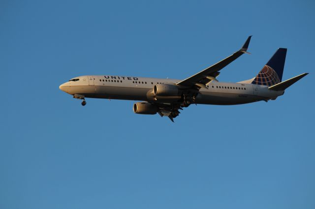 Boeing 737-900 (N69835) - Landing 28C