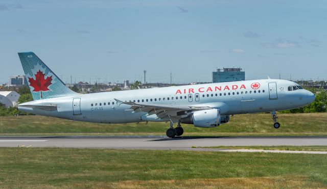 Airbus A320 (C-FLSS)