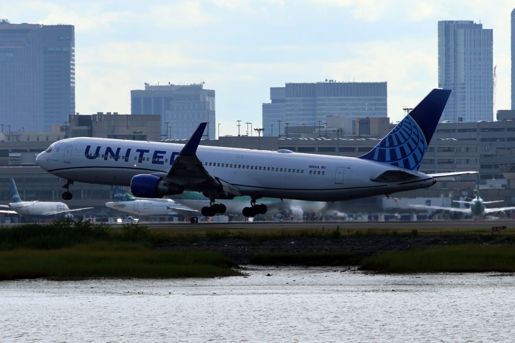 BOEING 767-300 (N661UA) - EWR weather diversion