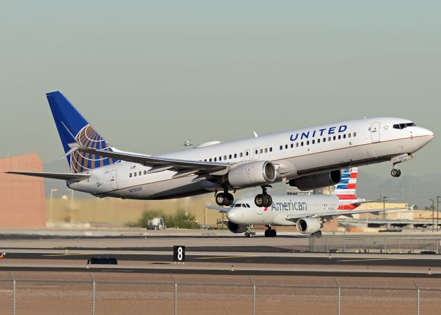 Boeing 737-800 (N73251)