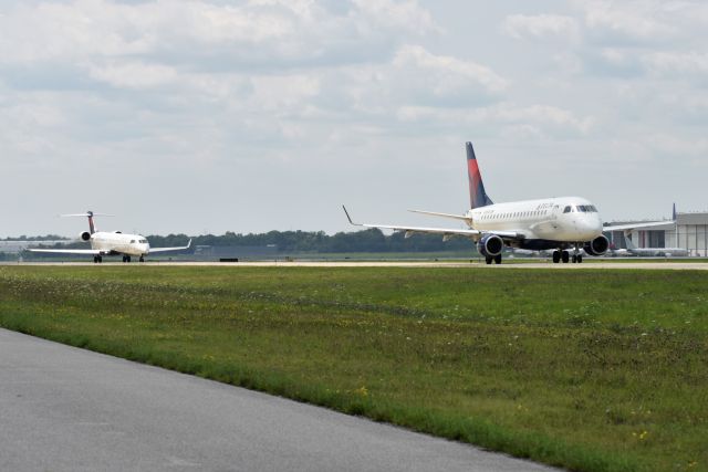 Embraer 175 (N235JQ) - 08-18-23 Taxiing for departure.