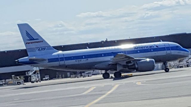 Airbus A319 (N744P)