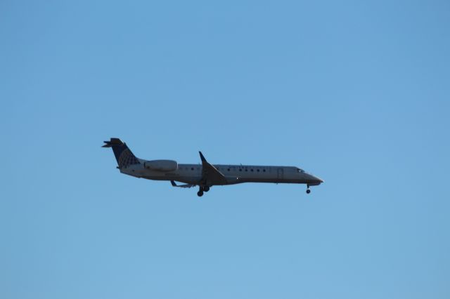 Embraer EMB-145XR (N21130) - Landing 28C