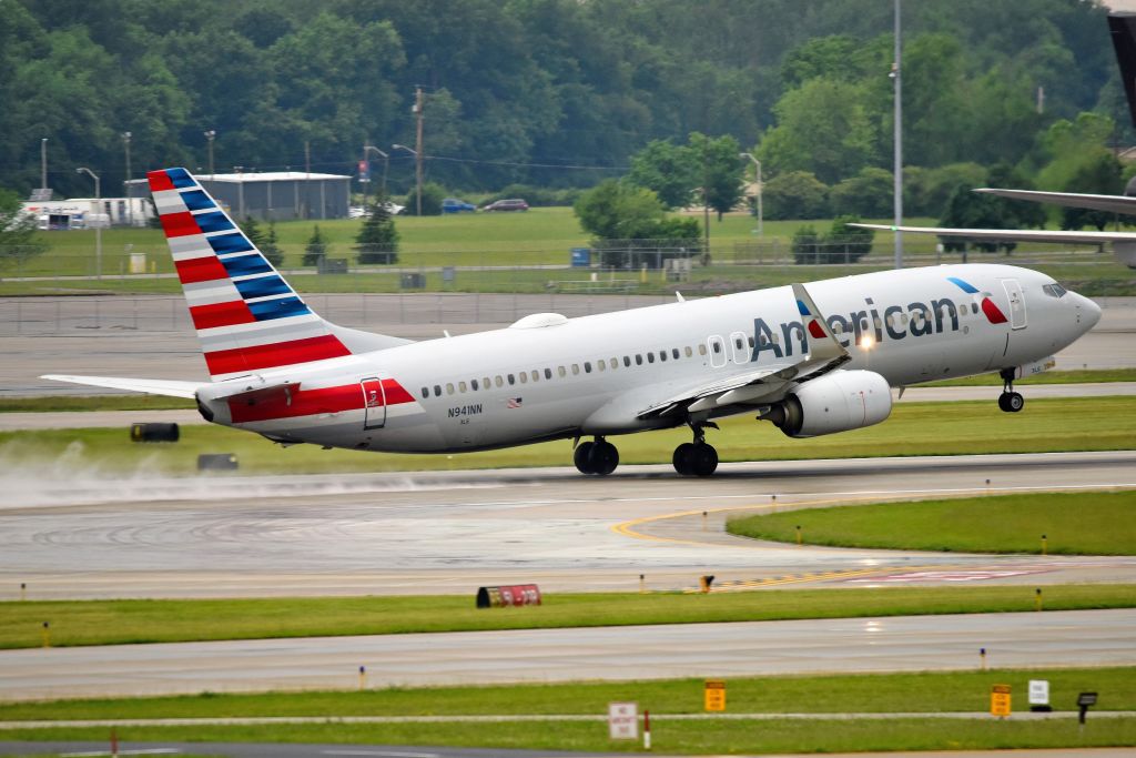 Boeing 737-800 (N941NN) - Departing 5-L on 06-02-22
