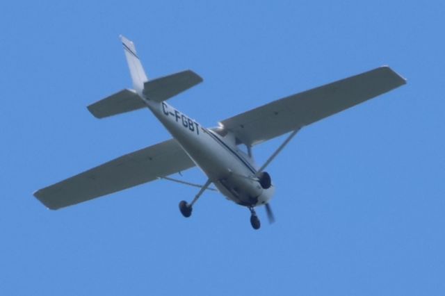 Cessna Commuter (C-FGBT) - C-FGBT Cessna Commuter 150-L Montreal Flying Club Inc. Survolant la ville de Lavaltrie QC. Le 21-07-2024 à 07:48.