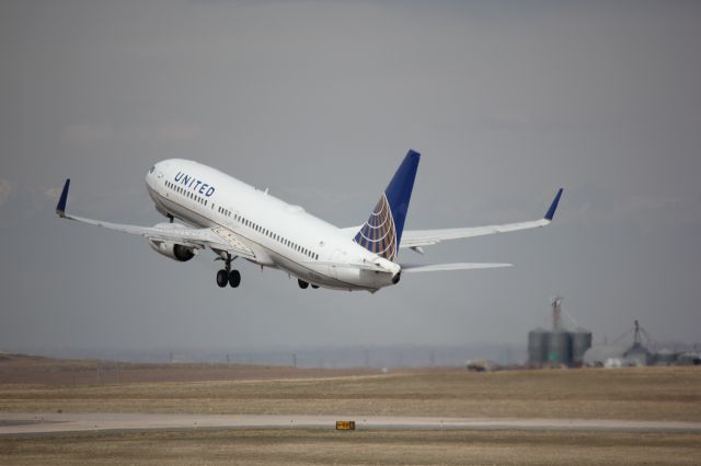 Boeing 737-800 (N73251) - Taking off on runway 25