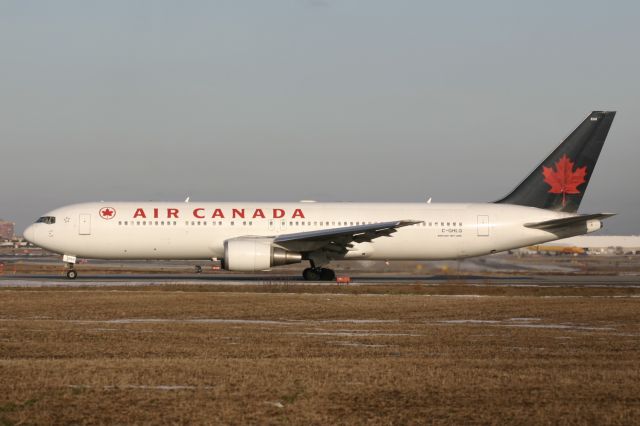 BOEING 767-300 (C-GHLQ) - December 30, 2005 - leaving Toronto 