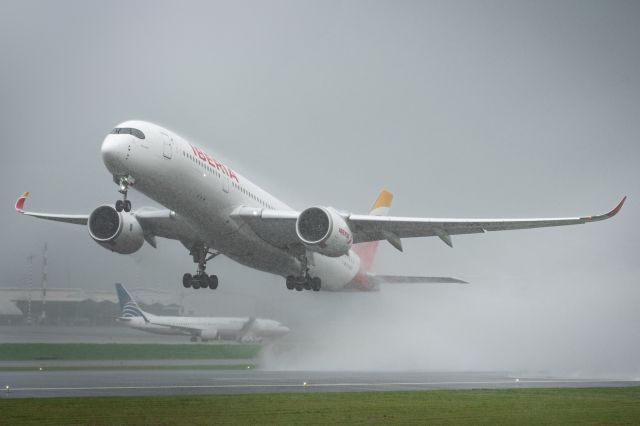 Airbus A350-900 (EC-NXD) - A350-900 taking off in heavy rain?