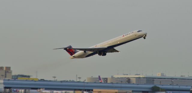 McDonnell Douglas MD-88 (N965DL)