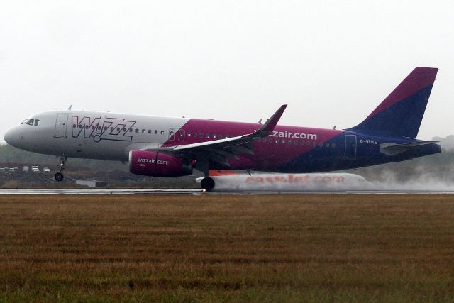 Airbus A320 (G-WUKE) - Landing on rwy 26 on 10-Aug-18 operating flight WZZ4472 from LIBD.