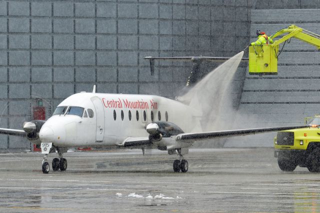 Beechcraft 1900 (C-FCME) - de-ice in heavy snowfall