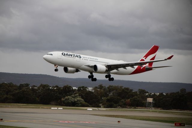 Airbus A330-200 (VH-EBK) - Qantas A330 arriving