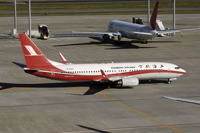 Boeing 737-800 (B-5370) - Taxing at Haneda Intl Airport on 2012/11/16