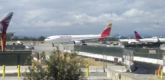 — — - APROACH GATE 135 KLAX