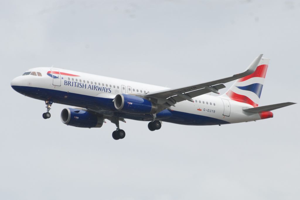 Airbus A320 (G-EUYR)
