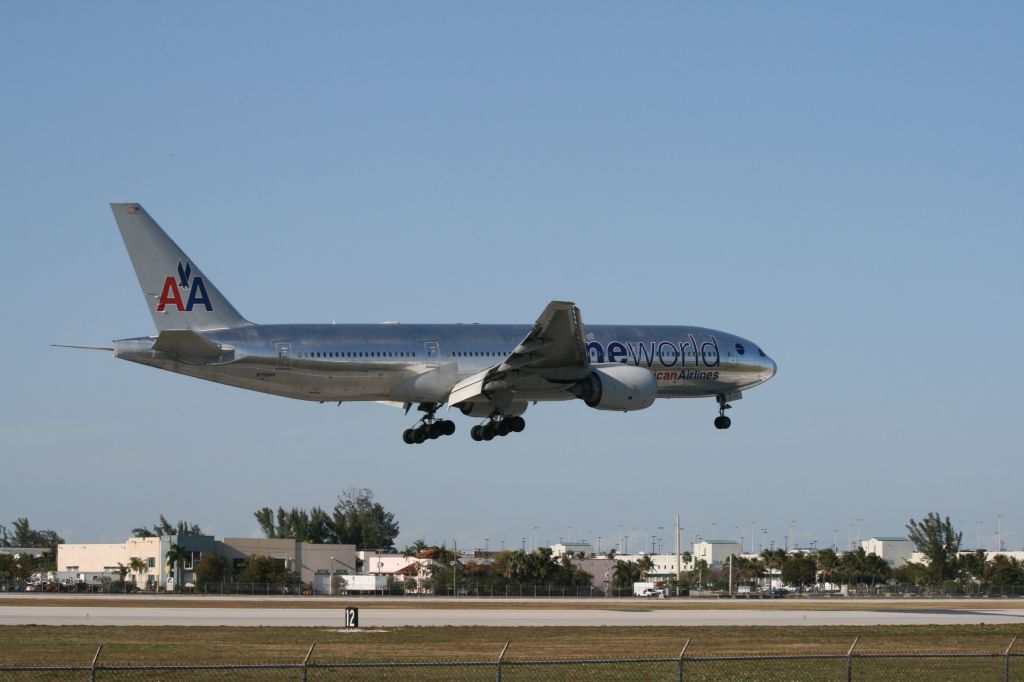 Boeing 777-200 (N796AN)