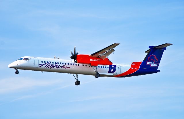 de Havilland Dash 8-400 (N437QX) - N537QX Alaska Airlines (Horizon Air) De Havilland Canada DHC-8-402Q Dash 8 (cn 4240)  Boise State Broncos special livery...  Los Angeles International Airport (IATA: LAX, ICAO: KLAX, FAA LID: LAX) TDelCoro April 9, 2012