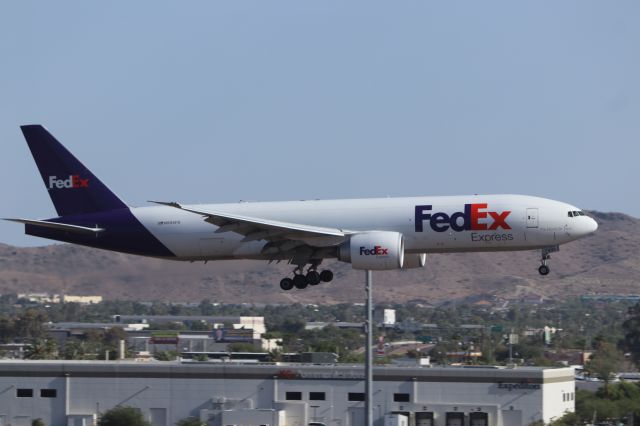 BOEING 777-200LR (N895FD)