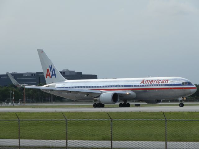 BOEING 767-300 (N39365)