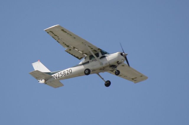 Cessna 152 (N25820) - Cessna 152 (N25820) arrives at Sarasota-Bradenton International Airport