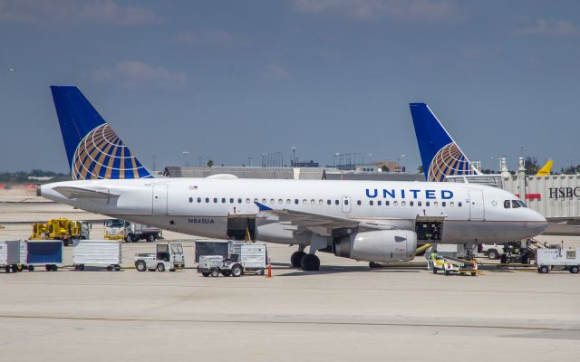 Airbus A320 (N845UA)