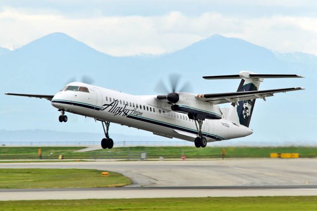 de Havilland Dash 8-400 (N430QX)