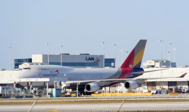 Boeing 747-400 (HL7618) - An Asiana Cargo B747-400F"At its berth