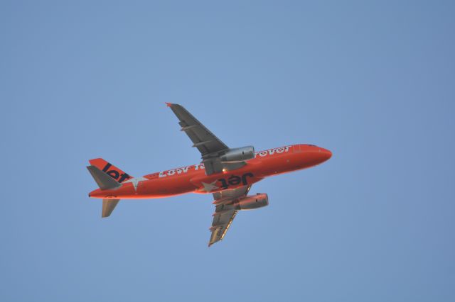 Airbus A320 (VH-VGF) - Flight JST203 from Sydney, at an altitude of about 4,000 feet over One Tree Hill on 8 June 2015 at 4:32pm. At start of final turn for recently implemented short approach to runway 23L at Auckland Airport.