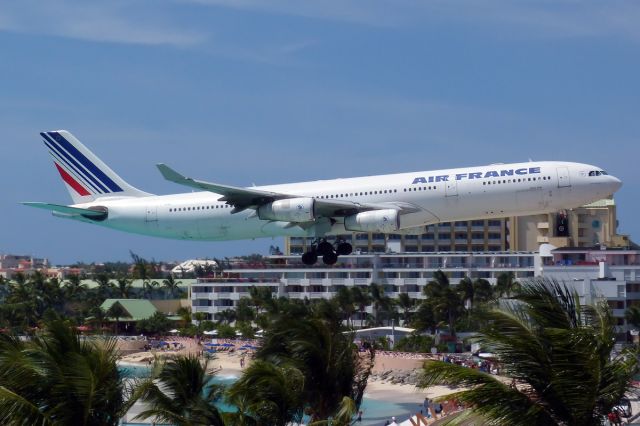 Airbus A340-300 (F-GNII)