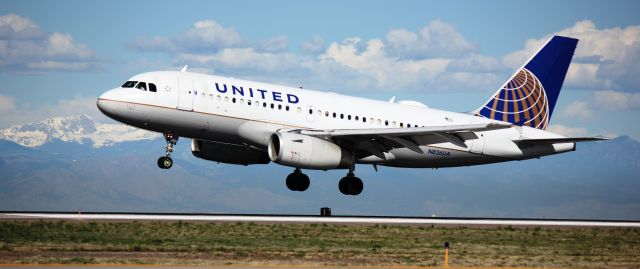 Airbus A319 (N826UA) - Landing on 16L.