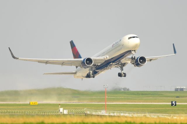 BOEING 767-300 (N186DN) - 23-R departure 10-10-21 taking Indianapolis Colt's to BWI to play Monday night football against the  Baltimore Ravens football team.