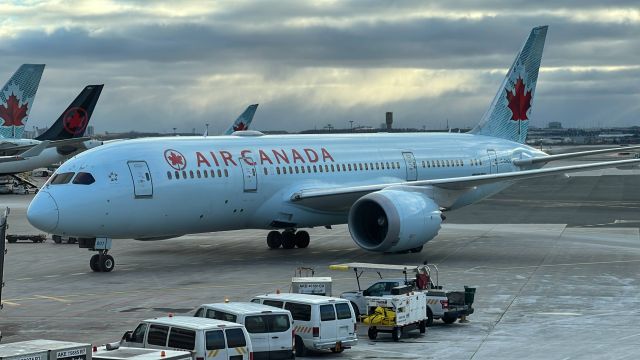 Boeing 787-8 (C-GHQQ) - An Air Canada Boeing 787-8 Dreamliner (C-GHQQ) pulling up to the gate at YYZ on Friday, February 17, 2023.