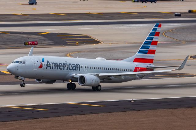 Boeing 737-800 (N926NN) - An American Airlines 737-800 taking off from PHX on 2/14/23. Taken with a Canon R7 and Canon EF 100-400 II L lens.