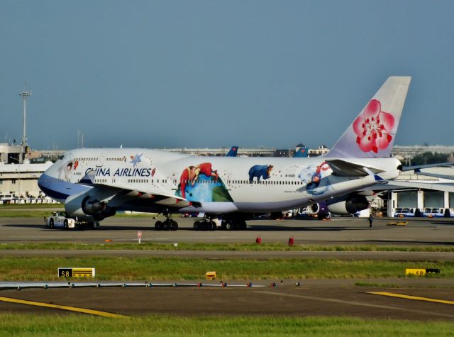 Boeing 747-400 (B-18203)