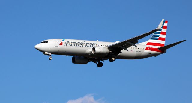 Boeing 737-800 (N928NN) - On final is this 2013 American Airlines Boeing 737-823 in the Autumn of 2020.