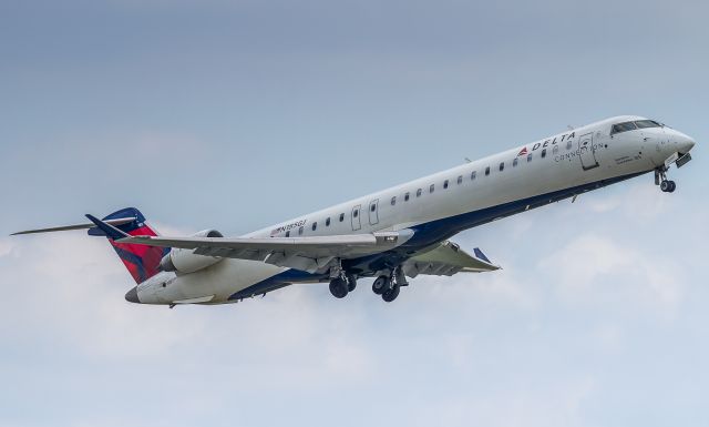 Canadair Regional Jet CRJ-900 (N185GJ) - GoJet 6187 tucks away the landing gear and heads to Raleigh/Durham