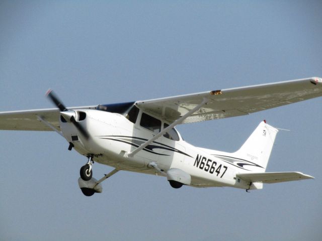 Cessna Skyhawk (N65647) - Taking off RWY 24