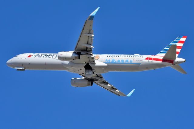 Airbus A321 (N167AN) - Flagship Valor departing runway 32 on 12-03-22. Thank you to all our vets!