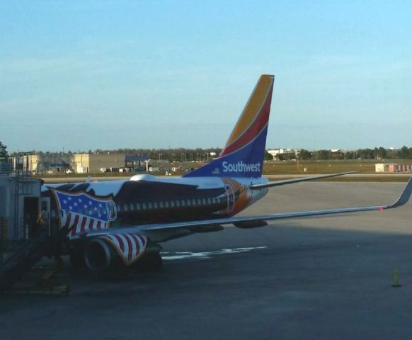 Boeing 737-700 (N918WN) - At Orlando International airport Gate 121