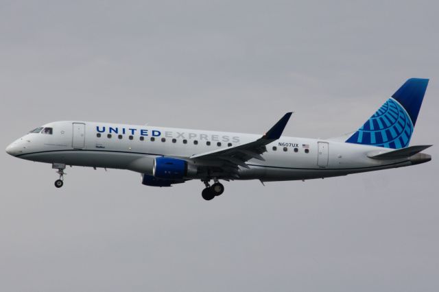 Embraer 175 (N607UX)