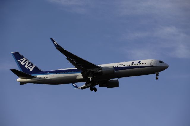 BOEING 767-300 (JA623A) - Final Approach to NRT Airport R/W34L on 2012/01/03
