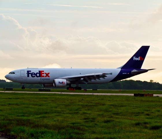 Airbus A300F4-600 (N676FE)