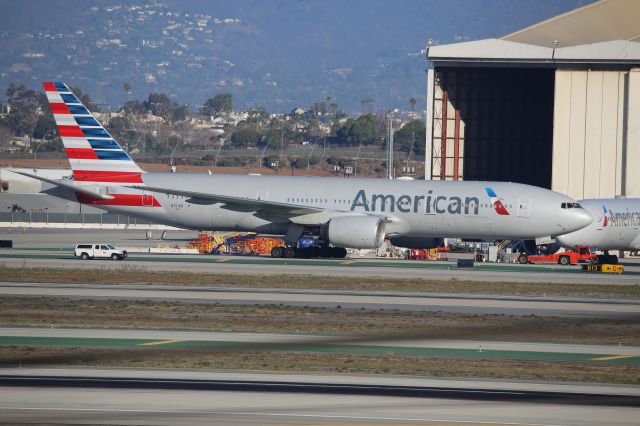 Boeing 777-200 (N751AN)