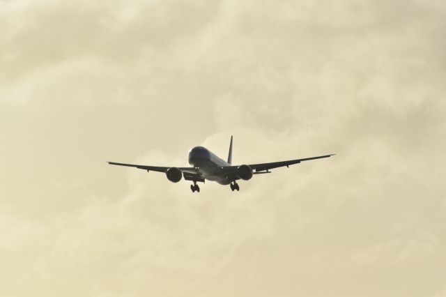 Boeing 777-200 (PH-BVB) - Landing Aruba Reina Beatrix runway 11