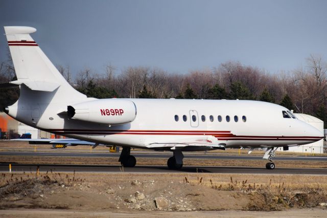 Dassault Falcon 2000 (N89RP) - Privately owned 2006 Dassault Falcon 2000EX taxiing to Runway 23 at the Buffalo Niagara International Airport