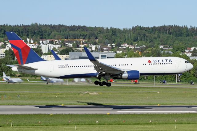 BOEING 767-300 (N176DN)